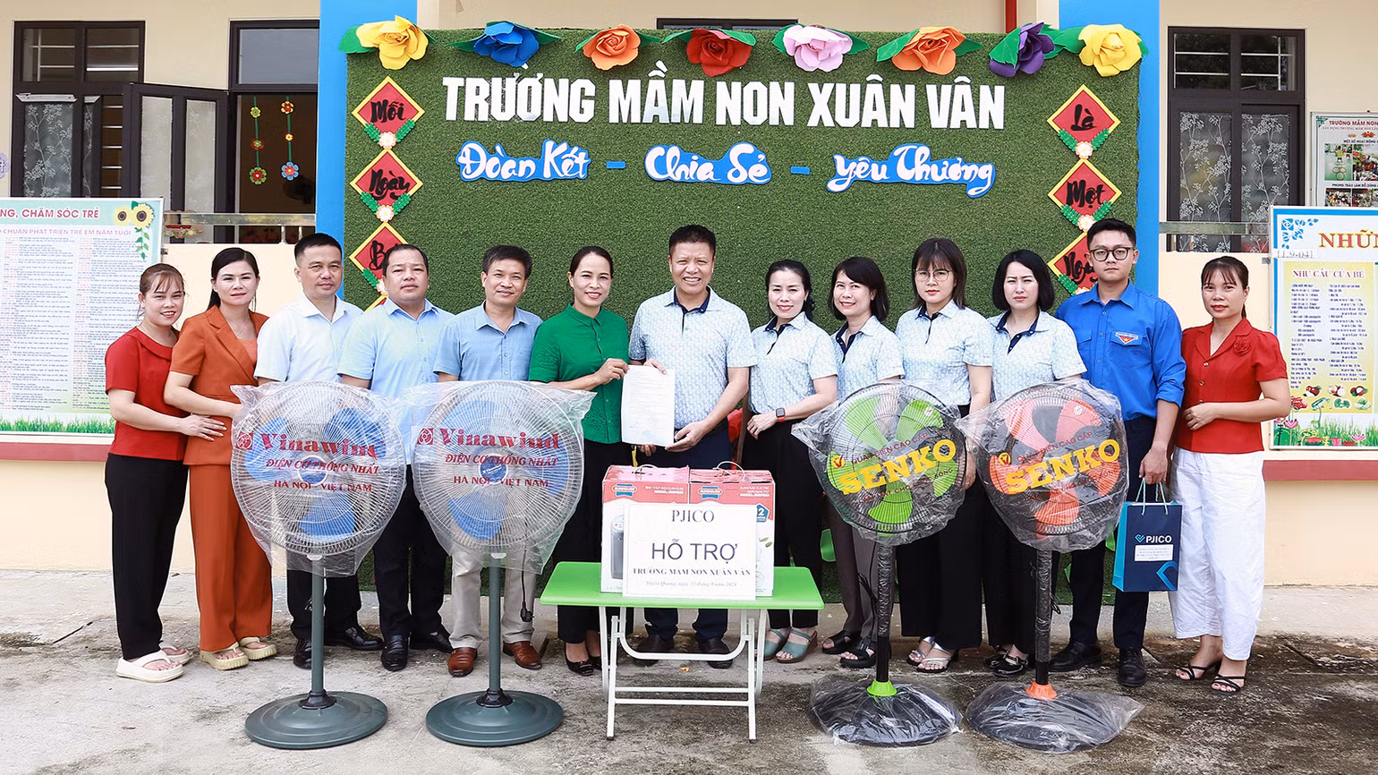 Đoàn trao hỗ trợ hiện vật và tiền tại Trường mầm non Xuân Vân dưới sự chứng kiến của đại diện Ủy ban MTTQ tỉnh Tuyên Quang và lãnh đạo Phòng Giáo dục huyện Yên Sơn. Đoàn trao hỗ trợ hiện vật và tiền tại Trường mầm non Xuân Vân dưới sự chứng kiến của đại diện Ủy ban MTTQ tỉnh Tuyên Quang và lãnh đạo Phòng Giáo dục huyện Yên Sơn.