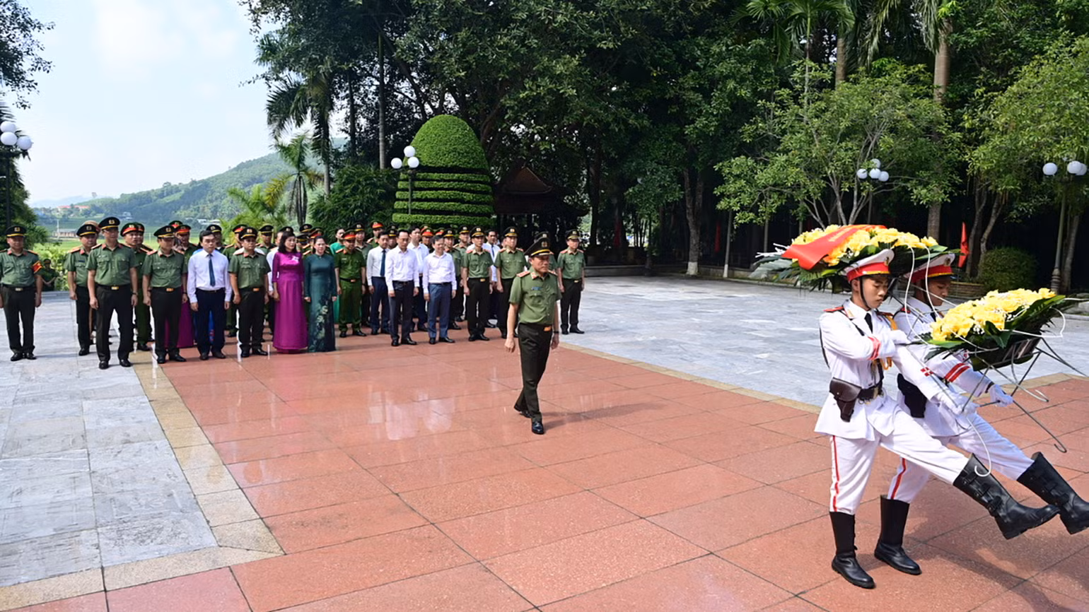 Đoàn công tác của Bộ Công an và các đồng chí lãnh đạo tỉnh Tuyên Quang dâng hoa tại Tượng đài Bảo vệ an ninh Tổ quốc.