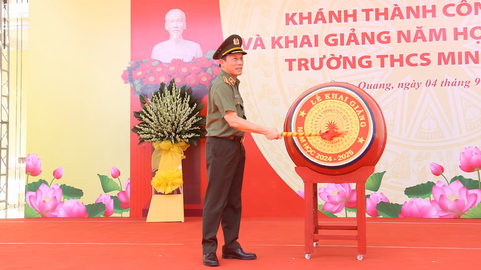Thượng tướng Lương Tam Quang, Bộ trưởng Công an đánh trống khai giảng năm học mới tại Trường trung học cơ sở Minh Thanh.