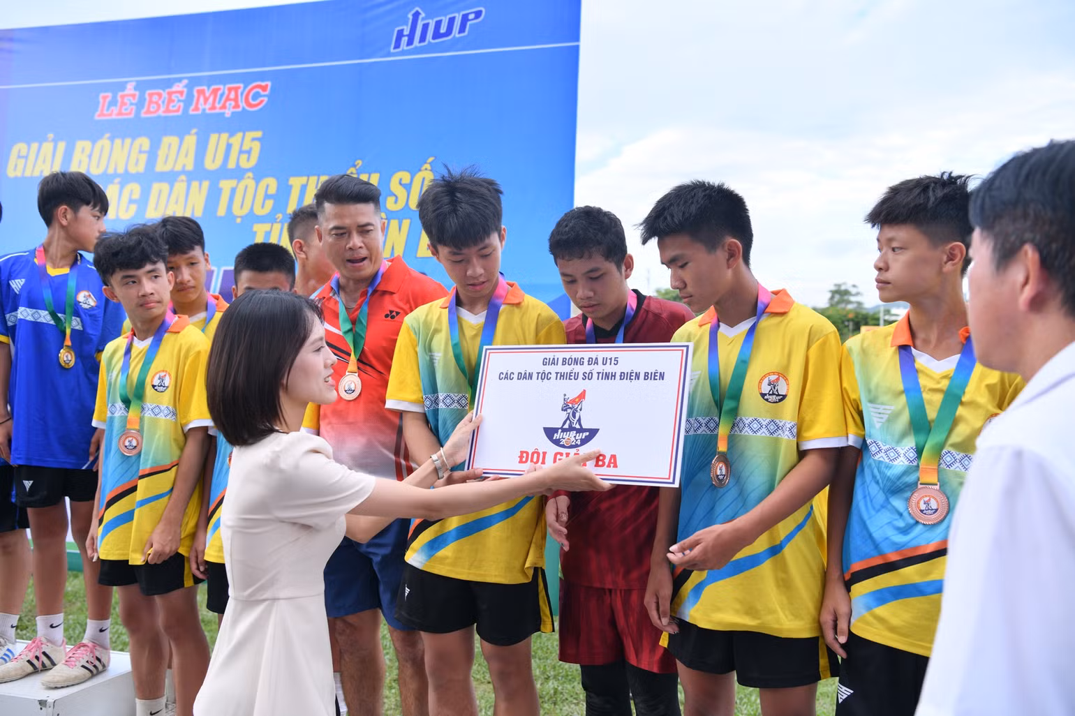 Ban tổ chức trao Giải ba cho đội U15 huyện Mường Lay Ban tổ chức trao Giải ba cho đội U15 huyện Mường Lay
