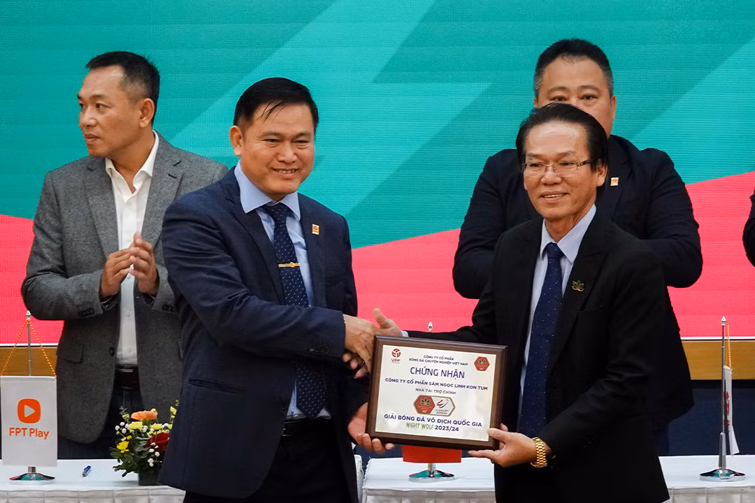 Ông Trần Anh Tú, Phó Chủ tịch VFF (trái) trao Kỷ niệm chương cho đại diện Sâm Ngọc Linh. Ông Trần Anh Tú, Phó Chủ tịch VFF (trái) trao Kỷ niệm chương cho đại diện Sâm Ngọc Linh.