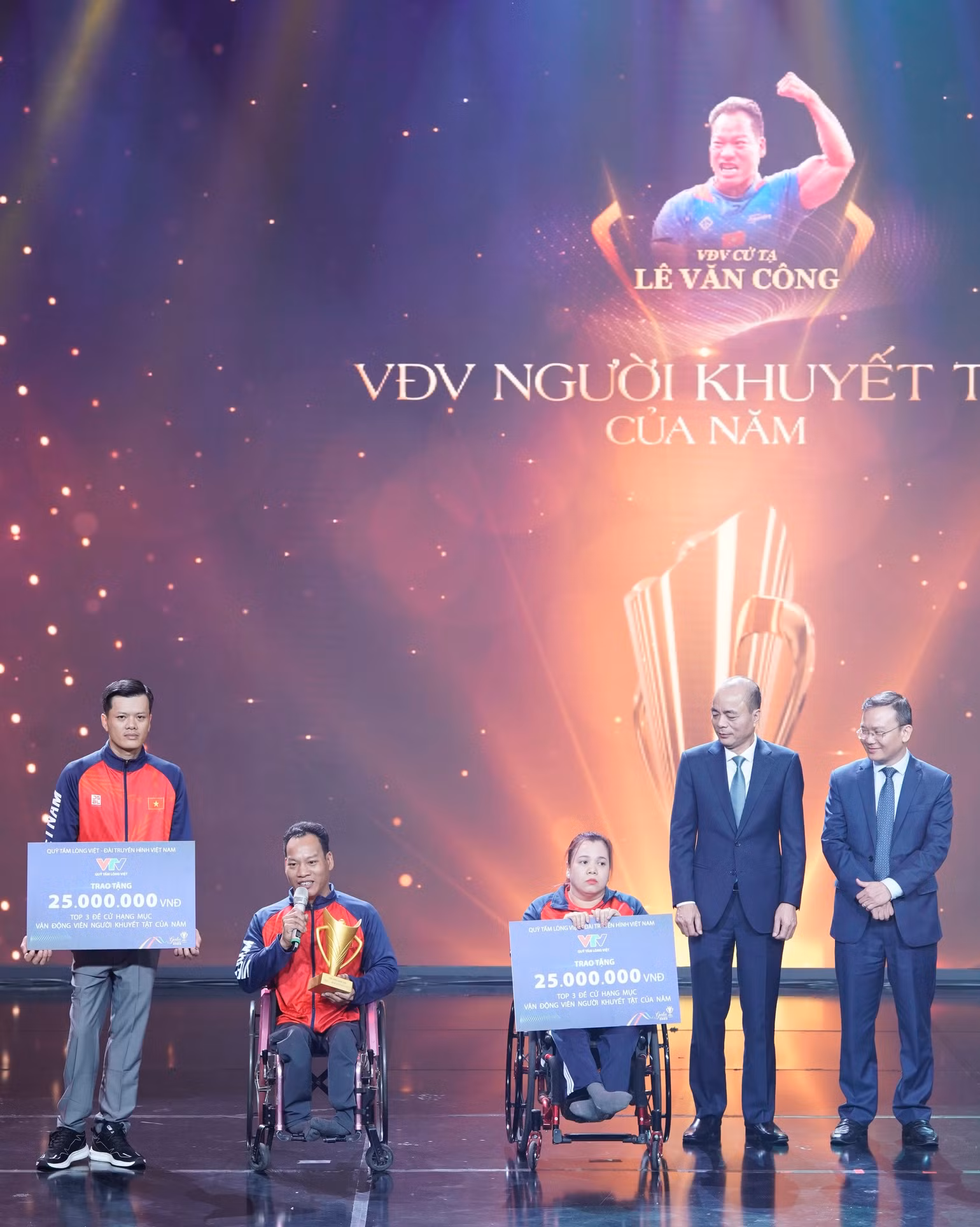 Vận động viên người khuyết tật xuất sắc của năm: Lê Văn Công (cử tạ) Vận động viên người khuyết tật xuất sắc của năm: Lê Văn Công (cử tạ)
