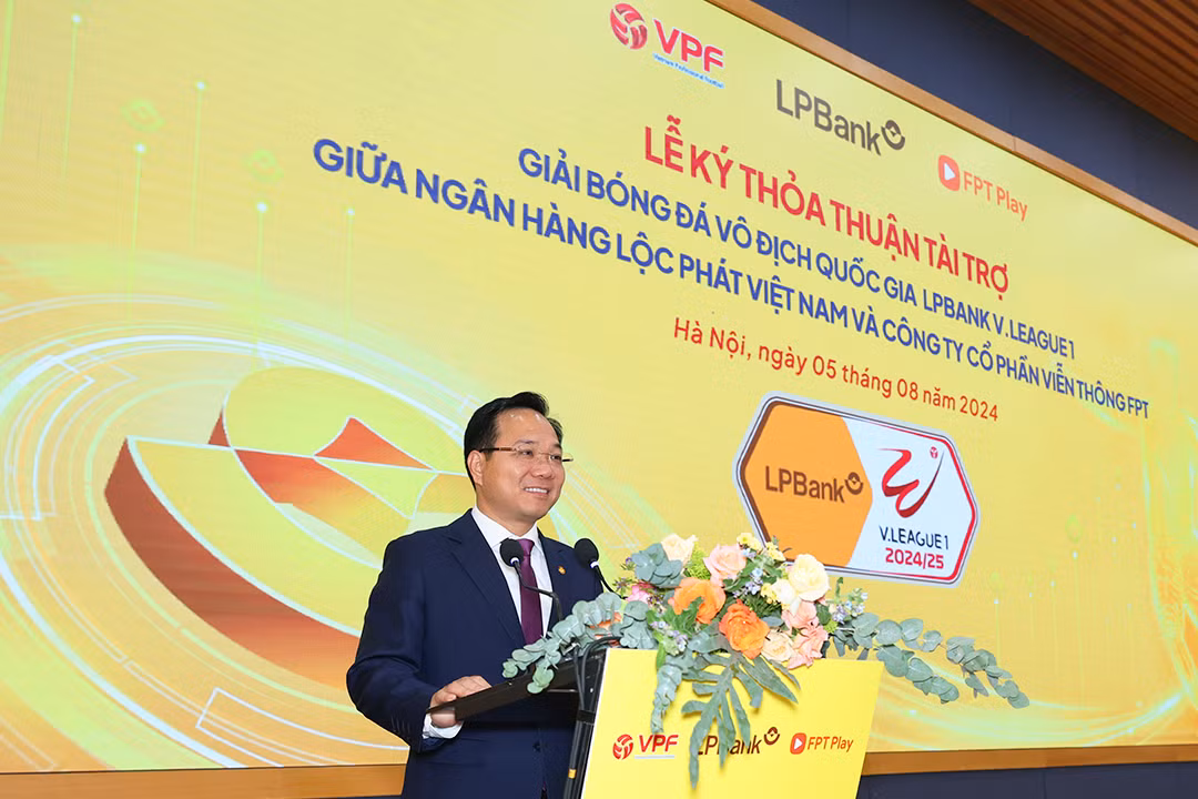 Phó Tổng Giám đốc Ngân hàng Lộc Phát Hoàng Văn Phúc phát biểu tại sự kiện Phó Tổng Giám đốc Ngân hàng Lộc Phát Hoàng Văn Phúc phát biểu tại sự kiện
