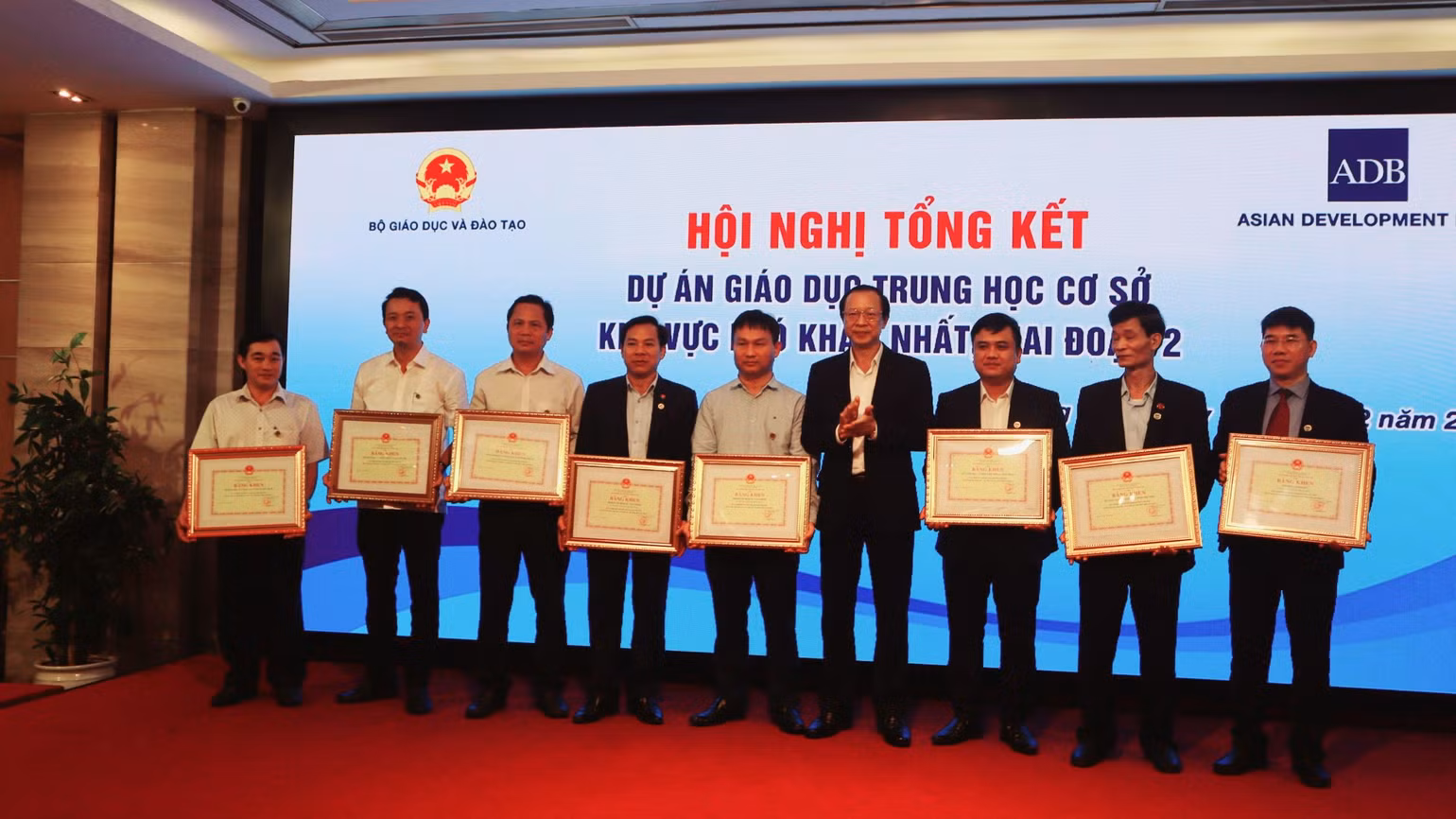Thứ trưởng Giáo dục và Đào tạo Phạm Ngọc Thưởng, trao Bằng khen cho các tập thể