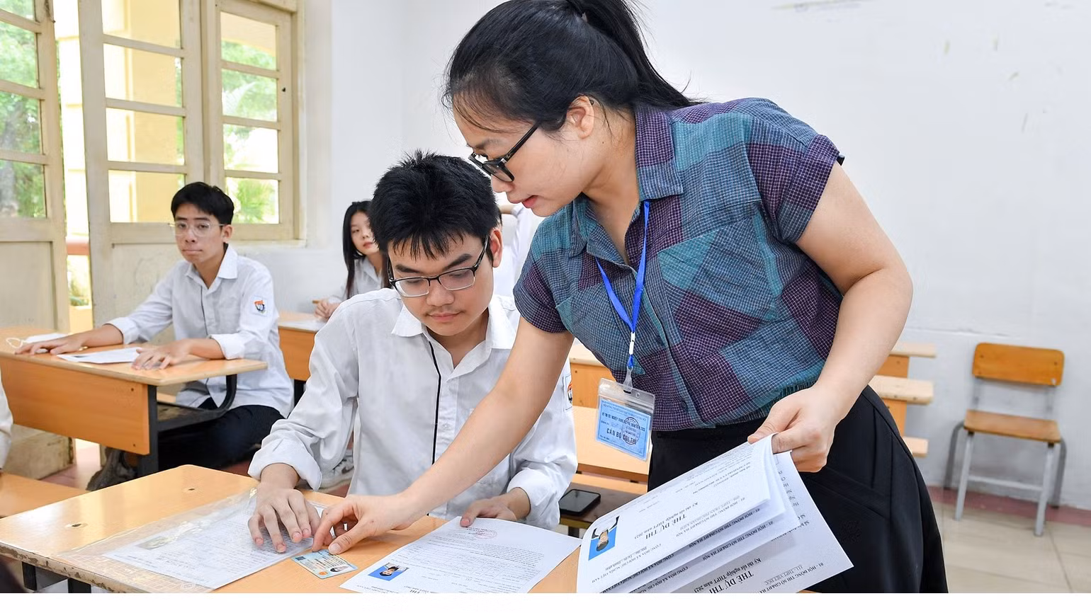 Thí sinh ở Hà Nội làm thủ tục dự thi tốt nghiệp THPT năm 2023 tại điểm thi Trường THPT Việt Đức. (Ảnh: THÀNH ĐẠT) Thí sinh ở Hà Nội làm thủ tục dự thi tốt nghiệp THPT năm 2023 tại điểm thi Trường THPT Việt Đức. (Ảnh: THÀNH ĐẠT)