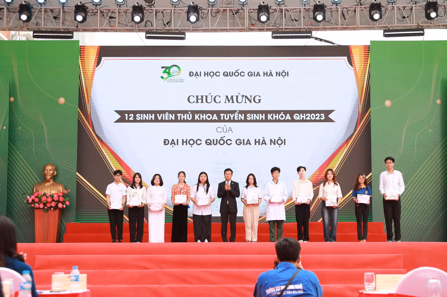 Trao thưởng cho các sinh viên thủ khoa.