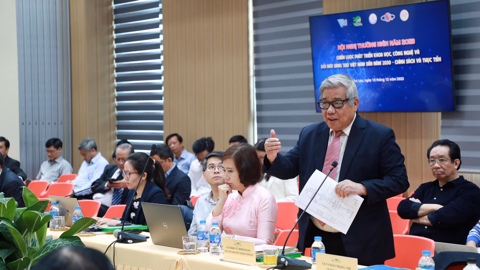Nhà khoa học phát biểu ý kiến tại hội nghị. Nhà khoa học phát biểu ý kiến tại hội nghị.