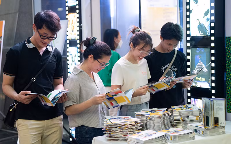 Khán giả Hà Nội hào hứng trong buổi chiếu phim mở màn. (Ảnh ban tổ chức cung cấp) Khán giả Hà Nội hào hứng trong buổi chiếu phim mở màn. (Ảnh ban tổ chức cung cấp)