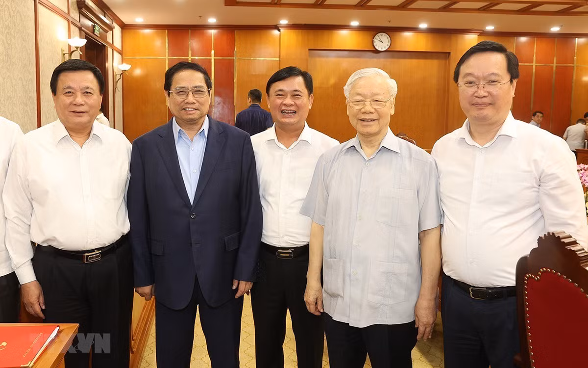 Tổng Bí thư Nguyễn Phú Trọng, Thủ tướng Phạm Minh Chính với các đại biểu chụp ảnh chung. Tổng Bí thư Nguyễn Phú Trọng, Thủ tướng Phạm Minh Chính với các đại biểu chụp ảnh chung.