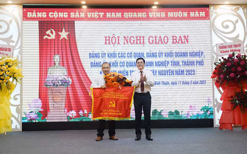 Lãnh đạo Đảng ủy khối cơ quan-doanh nghiệp tỉnh Ninh Thuận (đơn vị đăng cai tổ chức hội nghị năm 2023) trao cờ luân lưu, đăng cai tổ chức lần tiếp theo cho Đảng ủy khối cơ quan-doanh nghiệp tỉnh Gia Lai.