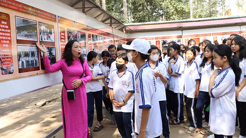 Học sinh phường 8, thành phố Trà Vinh được nghe giới thiệu về thân thế và sự nghiệp của Chủ tịch Tôn Đức Thắng.