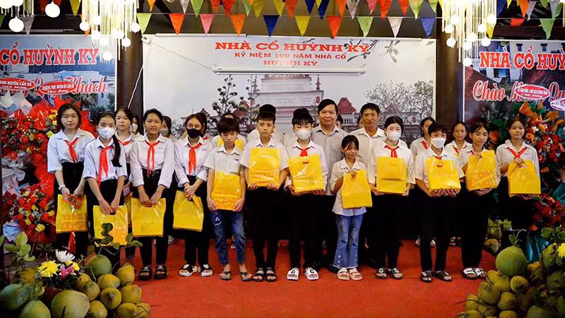 Học sinh có gia cảnh khó khăn, hiếu học được trao quà tại buổi lễ.