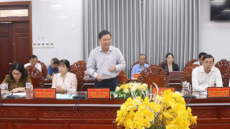 Ông Phạm Văn Tám, Giám đốc Sở Công thương phát biểu ý kiến tại hội nghị.
