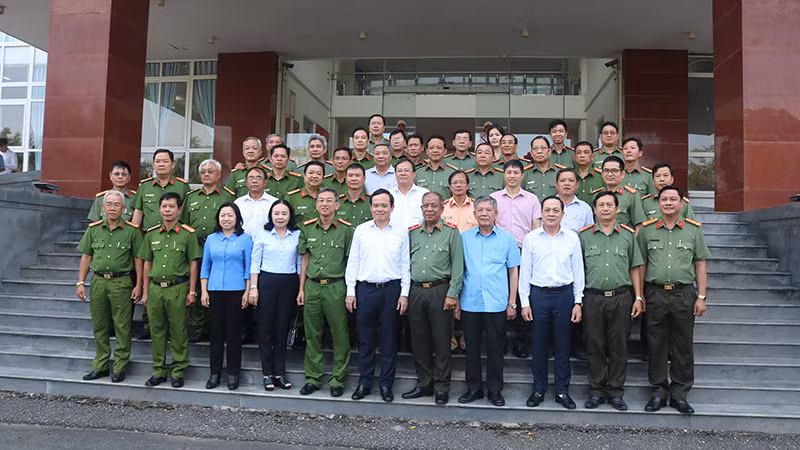 Cán bộ, chiến sĩ Công an tỉnh Trà Vinh chụp ảnh lưu niệm cùng Phó Thủ tướng Chính phủ Trần Lưu Quang. Cán bộ, chiến sĩ Công an tỉnh Trà Vinh chụp ảnh lưu niệm cùng Phó Thủ tướng Chính phủ Trần Lưu Quang.
