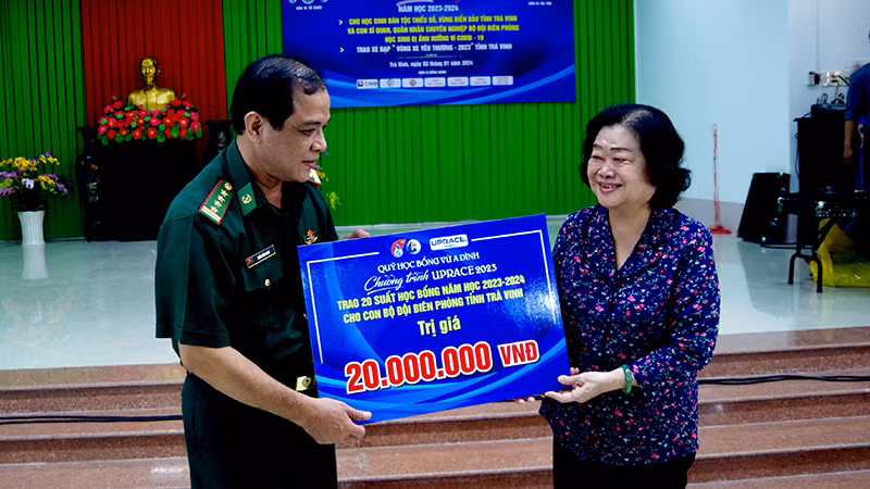 Trao bảng tượng trưng 20 suất học bổng dành cho con cán bộ, chiến sĩ Bộ đội Biên phòng tỉnh Trà Vinh. Trao bảng tượng trưng 20 suất học bổng dành cho con cán bộ, chiến sĩ Bộ đội Biên phòng tỉnh Trà Vinh.