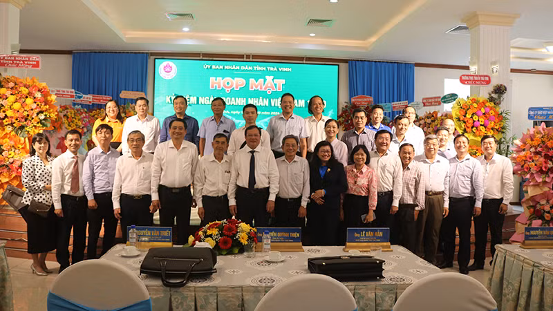 Đại diện các doanh nghiệp, hợp tác xã chụp ảnh lưu niệm với các đồng chí lãnh đạo Ủy ban nhân dân tỉnh Trà Vinh.