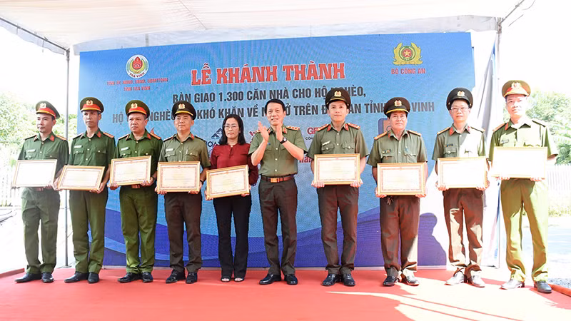 Đại diện các tập thể có thành tích xuất sắc trong thực hiện đề án xây dựng 1.300 căn nhà ở được nhận Bằng khen của Ủy ban nhân dân tỉnh Trà Vinh. Đại diện các tập thể có thành tích xuất sắc trong thực hiện đề án xây dựng 1.300 căn nhà ở được nhận Bằng khen của Ủy ban nhân dân tỉnh Trà Vinh.