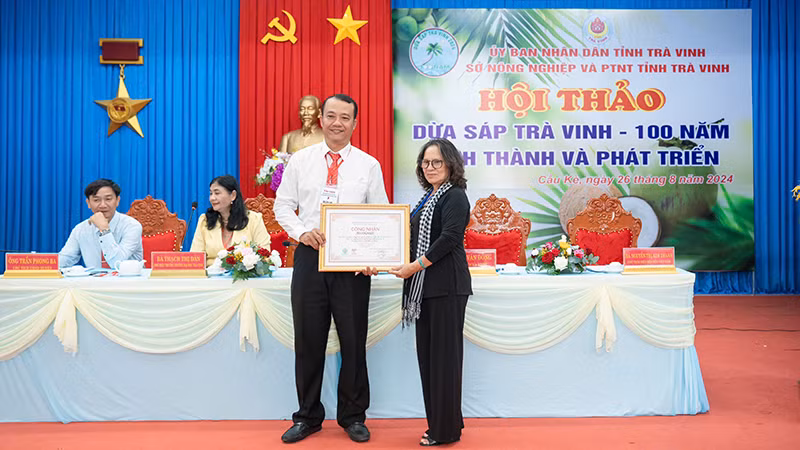 Cây dừa sáp được trồng tại tỉnh Trà Vinh được chứng nhận là cây dừa Việt Nam. Cây dừa sáp được trồng tại tỉnh Trà Vinh được chứng nhận là cây dừa Việt Nam.