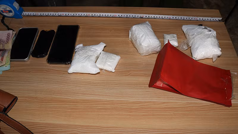 Các túi ni lông màu trắng nghi là ma túy và các hiện vật khác. Các túi ni lông màu trắng nghi là ma túy và các hiện vật khác.