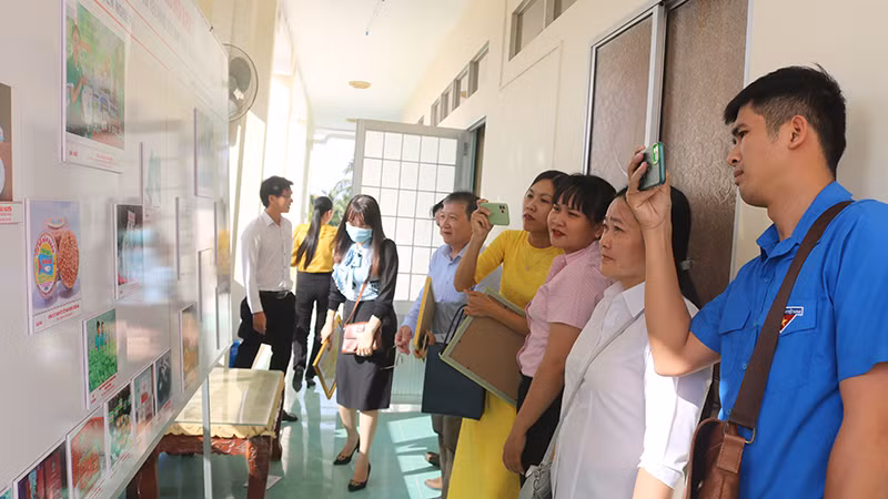 Các tác giả tham quan khu trưng bày các tác phẩm ảnh cuộc thi "Tôi yêu hàng Việt Nam".