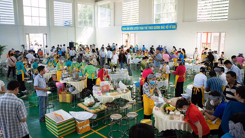 Quang cảnh các đội thi đang trang trí món ăn chế biến từ dừa sáp Trà Vinh. Quang cảnh các đội thi đang trang trí món ăn chế biến từ dừa sáp Trà Vinh.