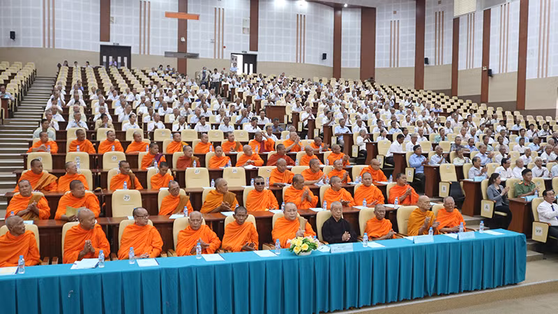 Các chức sắc tôn giáo, cán bộ người dân tộc Khmer dự họp mặt mừng lễ Sen Dolta năm 2023.