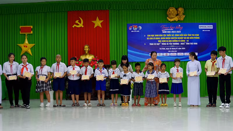 Học sinh dân tộc thiểu số có gia cảnh khó khăn nhận học bổng. Học sinh dân tộc thiểu số có gia cảnh khó khăn nhận học bổng.