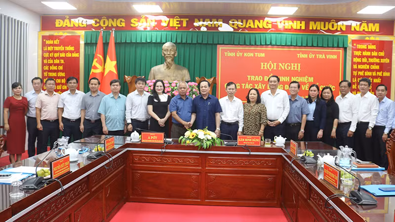 Đoàn công tác của Tỉnh ủy Kon Tum chụp ảnh lưu niệm cùng lãnh đạo Tỉnh ủy Trà Vinh.