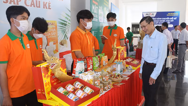 Quầy trưng bày sản phẩm của Công ty TNHH Chế biến dừa sáp Cầu Kè.