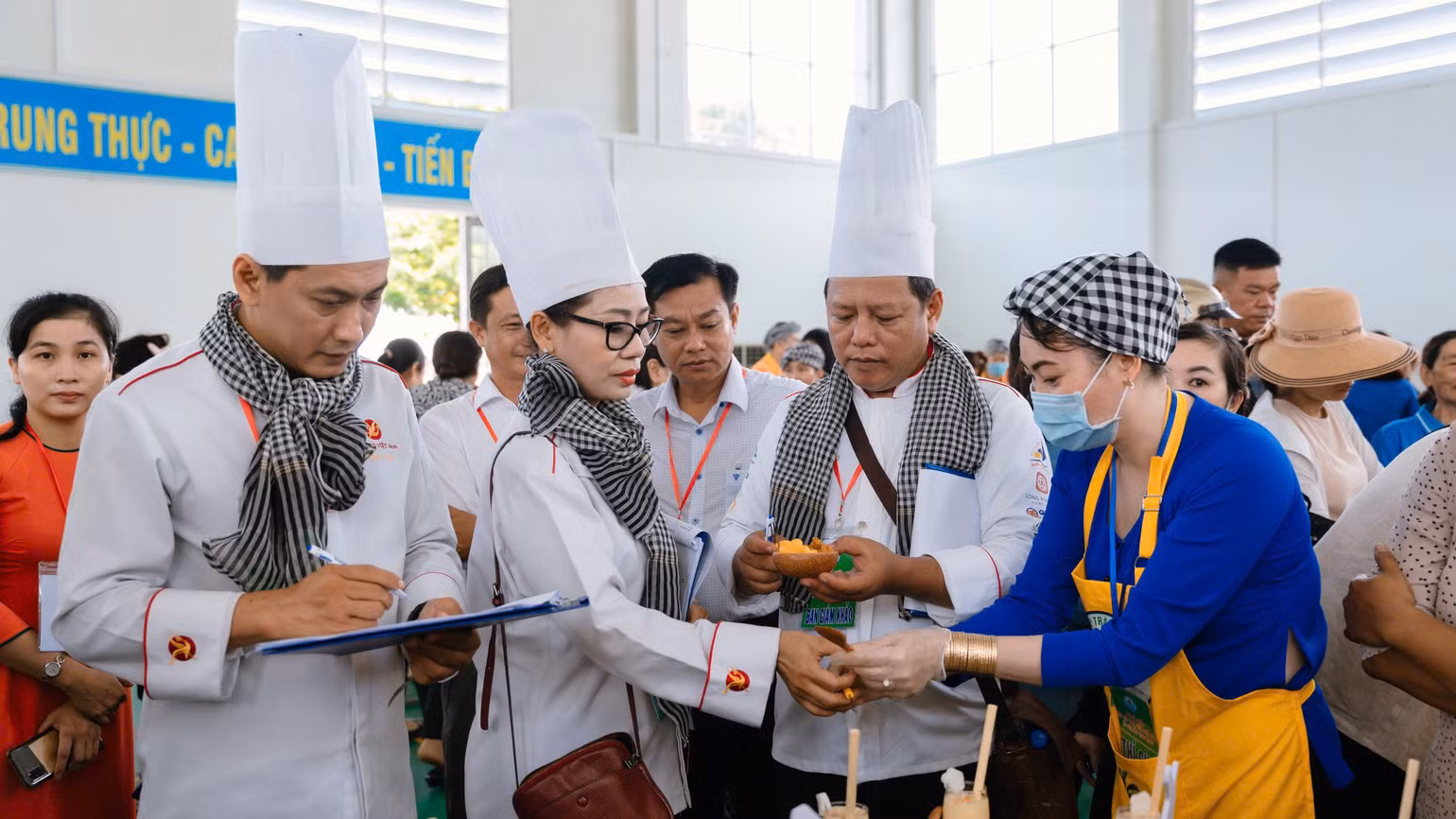 Các thành viên Ban Giám khảo chấm điểm món ăn tại hội thi. Các thành viên Ban Giám khảo chấm điểm món ăn tại hội thi.