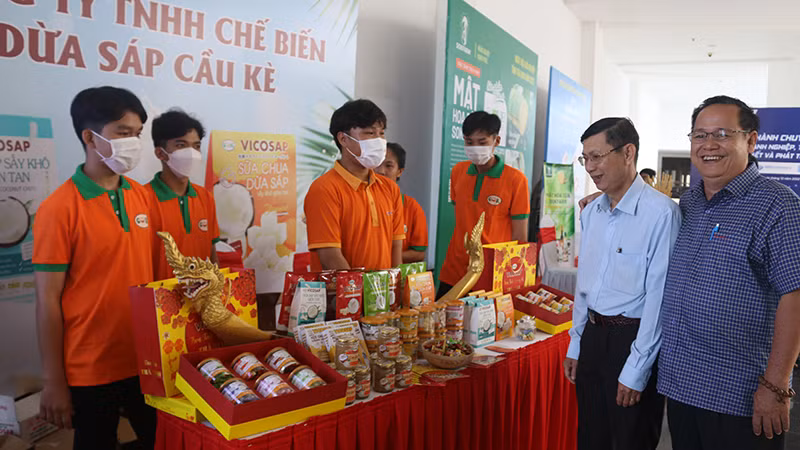 Gian hàng trưng bày sản phẩm OCOP đạt hạng 5 sao của Công ty TNHH Chế biến dừa sáp Cầu Kè, xã Thạnh Phú, huyện Cầu Kè.
