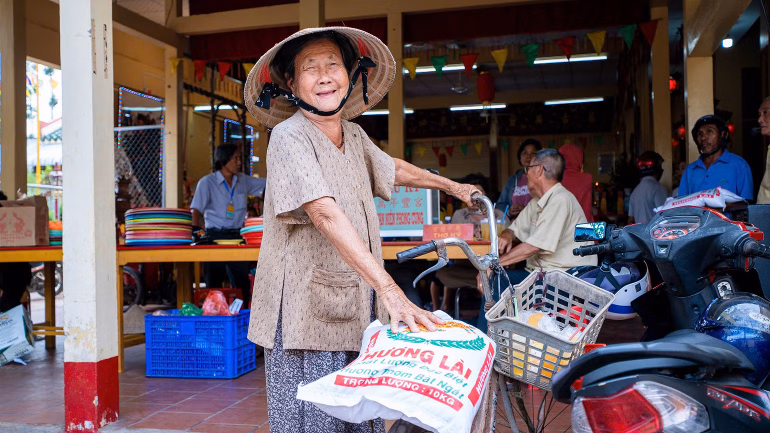 Người có gia cảnh khó khăn được cộng đồng người Hoa huyện Cầu Kè trao tặng quà.
