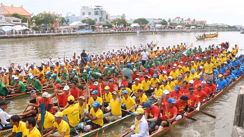 Lễ hội đua ghe ngo của đồng bào Khmer diễn ra tại sông Long Bình, thành phố Trà Vinh.