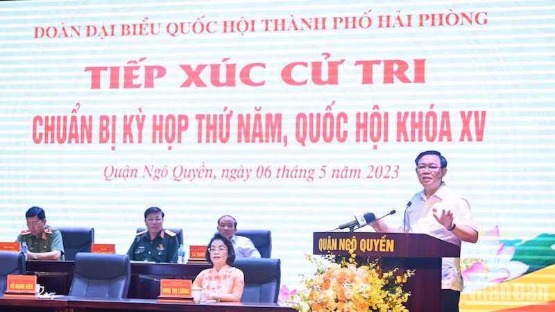 Chủ tịch Quốc hội Vương Đình Huệ phát biểu trao đổi, tiếp thu ý kiến, kiến nghị của cử tri. (Ảnh: DUY LINH)