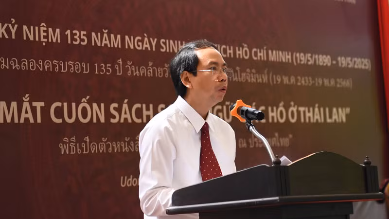 Phó Tổng Biên tập Nhà xuất bản Giáo dục Việt Nam chia sẻ về ý nghĩa của cuốn sách. Phó Tổng Biên tập Nhà xuất bản Giáo dục Việt Nam chia sẻ về ý nghĩa của cuốn sách.