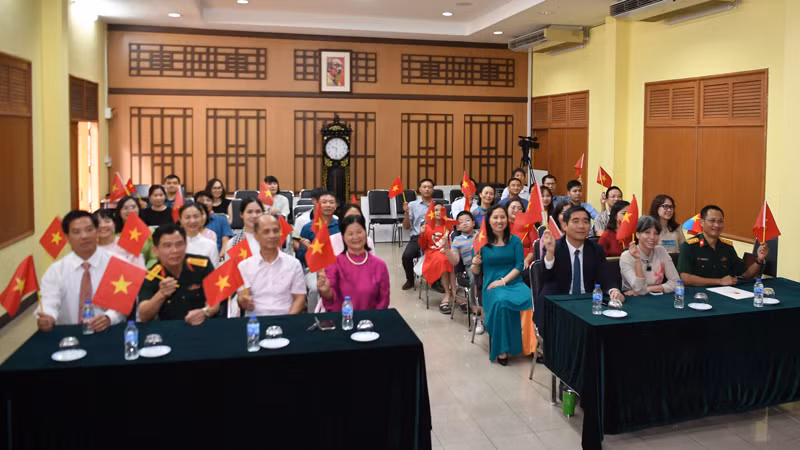 Đông đảo cán bộ, nhân viên Đại sứ quán và các cơ quan bên cạnh tham dự buổi lễ.