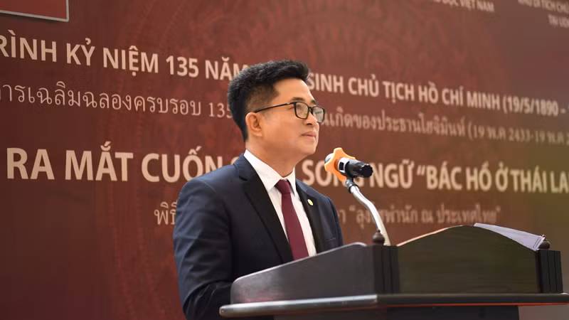 Tổng lãnh sự Đinh Hoàng Linh tin tưởng, cuốn sách sẽ góp phần nâng cao tinh thần yêu nước của bà con kiều bào. Tổng lãnh sự Đinh Hoàng Linh tin tưởng, cuốn sách sẽ góp phần nâng cao tinh thần yêu nước của bà con kiều bào.