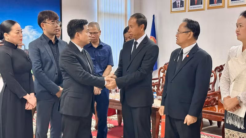 Tổng lãnh sự Đinh Hoàng Linh gửi lời chia buồn tới Tổng lãnh sự Lào tại Khon Kaen Somsack Vilaythone. (Ảnh CTV) Tổng lãnh sự Đinh Hoàng Linh gửi lời chia buồn tới Tổng lãnh sự Lào tại Khon Kaen Somsack Vilaythone. (Ảnh CTV)