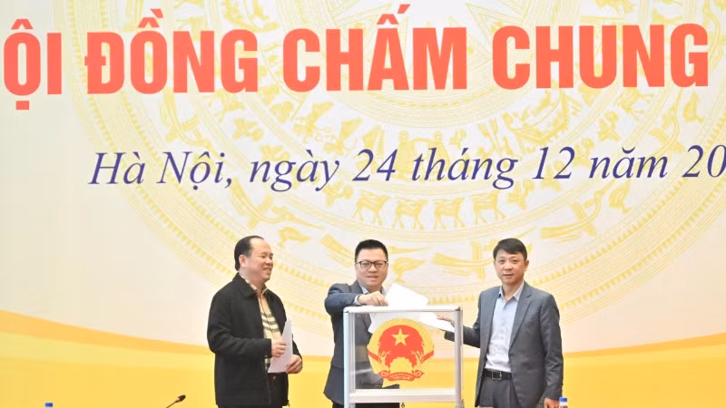 Hội đồng chấm Chung khảo lựa chọn các tác phẩm xuất sắc để trao Giải Diên Hồng lần thứ ba. Hội đồng chấm Chung khảo lựa chọn các tác phẩm xuất sắc để trao Giải Diên Hồng lần thứ ba.