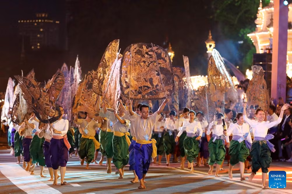 Diễu hành đón năm mới tại thủ đô Phnom Penh, Campuchia, ngày 31/12/2024. (Ảnh: TÂN HOA XÃ)