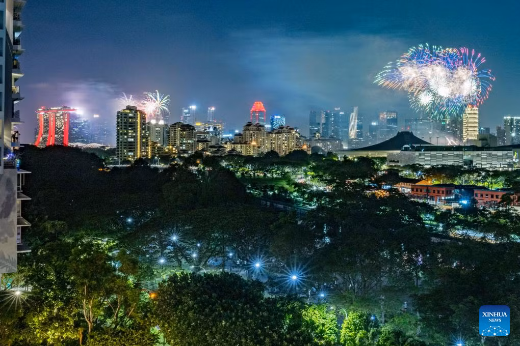 Màn trình diễn pháo hoa đón năm mới tại Singapore. (Ảnh: TÂN HOA XÃ)