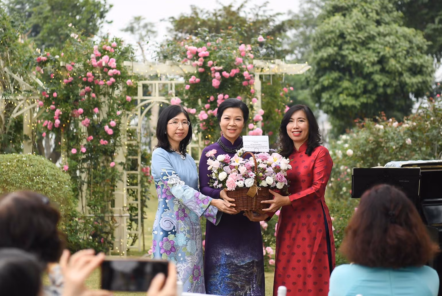 Bà Akiko Moriokam, Phu nhân Đại sứ Malaysia và Thứ trưởng Ngoại giao Lê Thị Thu Hằng tặng hoa bà Ngô Phương Ly, Phu nhân đồng chí Tổng Bí thư Tô Lâm. (Ảnh: Bộ Ngoại giao) Bà Akiko Moriokam, Phu nhân Đại sứ Malaysia và Thứ trưởng Ngoại giao Lê Thị Thu Hằng tặng hoa bà Ngô Phương Ly, Phu nhân đồng chí Tổng Bí thư Tô Lâm. (Ảnh: Bộ Ngoại giao)
