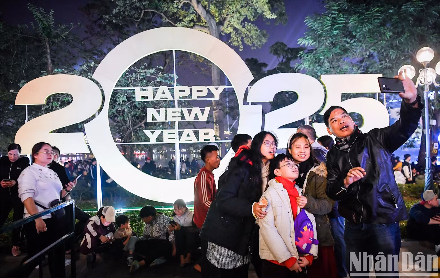 Tối 31/12/2024, người dân và du khách quốc tế đã đổ về khu vực Hồ Gươm, Thủ đô Hà Nội, để xem pháo hoa, tận hưởng không khí những giờ phút cuối cùng của năm và đón chào khởi đầu tốt đẹp cho năm mới 2025. (Ảnh: THÀNH ĐẠT)