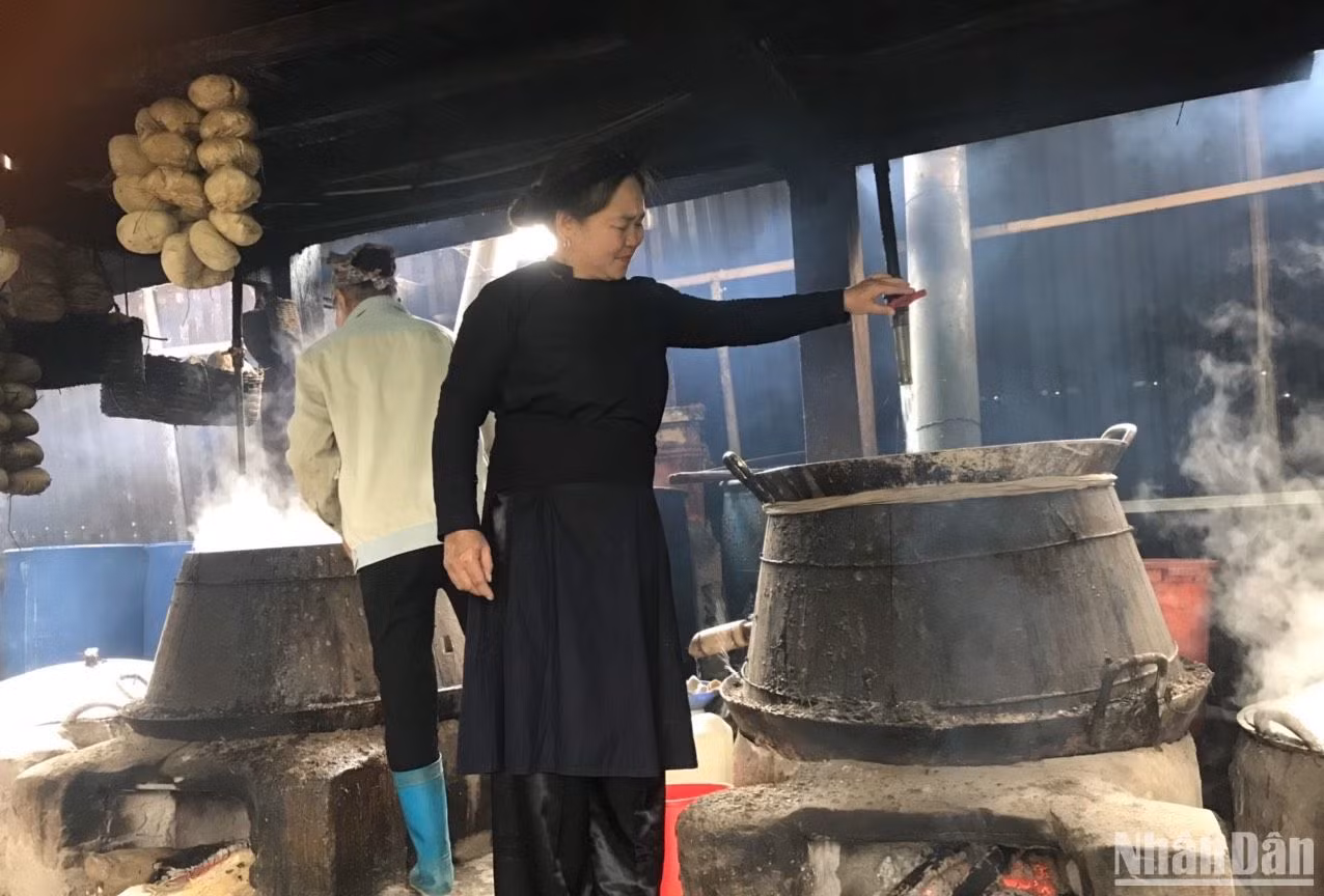 Nấu rượu bằng phương pháp thủ công tại Hợp tác xã rượu men lá Thanh Tâm, xã Bằng Phúc, Chợ Đồn.
