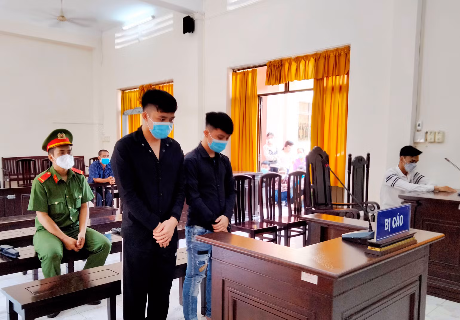 Bị cáo V.V.T. (phải) và bị cáo Võ Văn Huy tại phiên tòa.