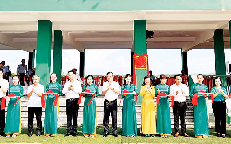 Lãnh đạo BIDV và tỉnh Quảng Trị cắt băng khánh thành, bàn giao Nhà văn hóa cộng đồng tránh lũ cho thôn Vĩnh An, xã Cam Hiếu, huyện Cam Lộ.