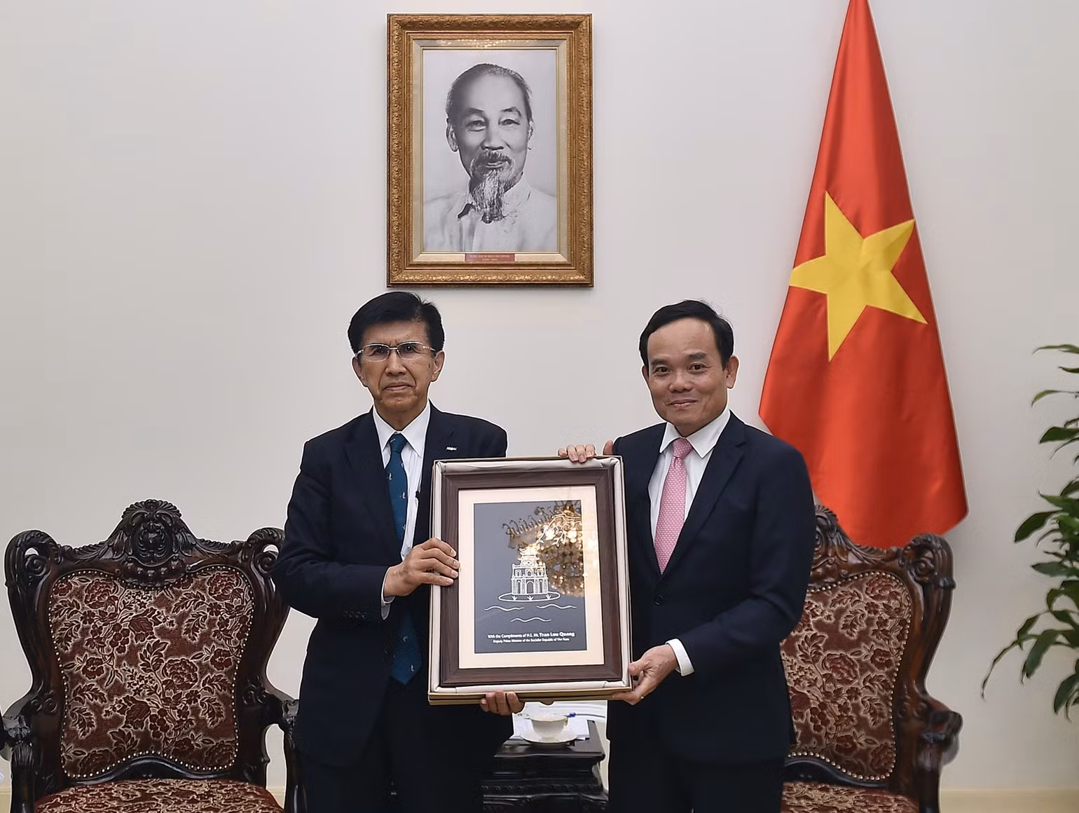 Phó Thủ tướng Trần Lưu Quang và Phó Chủ tịch kiêm Tổng Giám đốc điều hành Tập đoàn NIDEC (Nhật Bản) Kitao Yoshihisa - Ảnh: VGP/Hải Minh