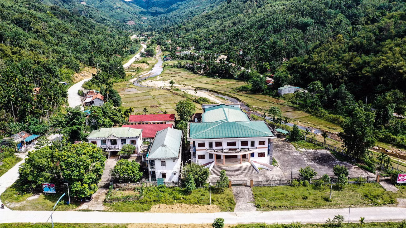 Sau khi sáp nhập, tại huyện Tây Trà (cũ), tỉnh Quảng Ngãi có nhiều trụ sở khang trang bị bỏ hoang, gây lãng phí. Ảnh Hải Phong Sau khi sáp nhập, tại huyện Tây Trà (cũ), tỉnh Quảng Ngãi có nhiều trụ sở khang trang bị bỏ hoang, gây lãng phí. Ảnh Hải Phong