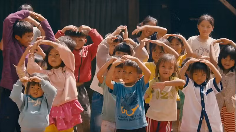 Một cảnh trong video âm nhạc về chương trình.