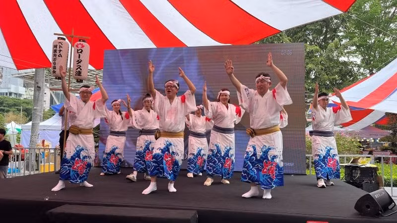Các nghệ sĩ Nhật Bản biểu diễn điệu múa truyền thống của người Nhật tại một sân khấu trong khuôn khổ Lễ hội Việt-Nhật lần thứ 10.